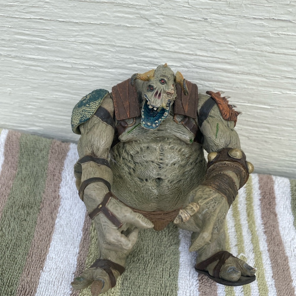 McFarlane the Legend of the Bladehunters Ogre Guard Class
Figure